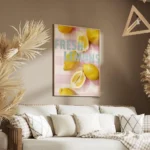 affiche de citrons jaunes entiers et coupes sur un fond a carreaux vichy rose et salon.webp