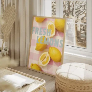 affiche de citrons jaunes entiers et coupes sur un fond a carreaux vichy rose et salon beige.webp