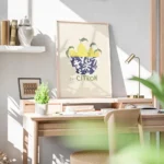 affiche de citrons jaunes et leurs feuilles vertes dans un bol bleu et blanc sur bureau.webp