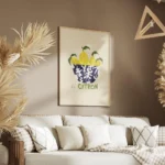 affiche de citrons jaunes et leurs feuilles vertes dans un bol bleu et blanc sur salon.webp