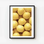 affiche de citrons jaunes frais empiles texture de peau visible avec cadre.webp
