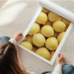 affiche de citrons jaunes frais empiles texture de peau visible en rouleau.webp