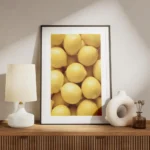 affiche de citrons jaunes frais empiles texture de peau visible meuble.webp