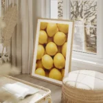 affiche de citrons jaunes frais empiles texture de peau visible salon beige.webp