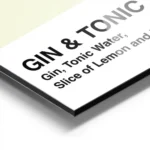 affiche de cocktail gin tonic avec blocs de couleurs verte jaune grise et texte aluminium.webp