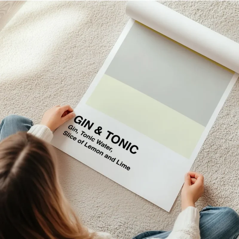 affiche de cocktail gin tonic avec blocs de couleurs verte jaune grise et texte en rouleau.webp