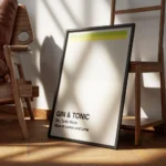 affiche de cocktail gin tonic avec blocs de couleurs verte jaune grise et texte encadre.webp
