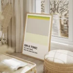 affiche de cocktail gin tonic avec blocs de couleurs verte jaune grise et texte salon beige.webp
