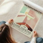 affiche de cocktail margarita classique typographie et verre de margarita avec t en rouleau.webp