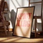 affiche de cocktail margarita epicee avec texte typographie orange et rouge encadre.webp