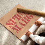 affiche de cocktail margarita epicee avec texte typographie orange et rouge enroule.webp