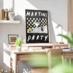 affiche de cocktail representant un verre de martini des olives et un rouge a le bureau.webp