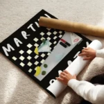 affiche de cocktail representant un verre de martini des olives et un rouge a le enroule.webp