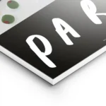 affiche de cocktail representant un verre de martini des olives et un rouge a le lightpanel.webp