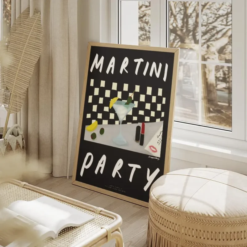affiche de cocktail representant un verre de martini des olives et un rouge a le salon beige.webp