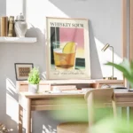 affiche de cocktail whiskey sour avec une tranche de citron et du texte typograp bureau.webp
