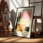 affiche de cocktail whiskey sour avec une tranche de citron et du texte typograp encadre.webp