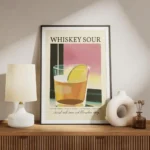 affiche de cocktail whiskey sour avec une tranche de citron et du texte typograp meuble.webp