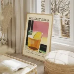 affiche de cocktail whiskey sour avec une tranche de citron et du texte typograp salon beige.webp