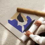 affiche de collage avec formes geometriques angulaires superposees en orange noi enroule.webp