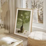 affiche de collage botanique vert vase avec fleurs et feuilles decoration murale salon beige.webp