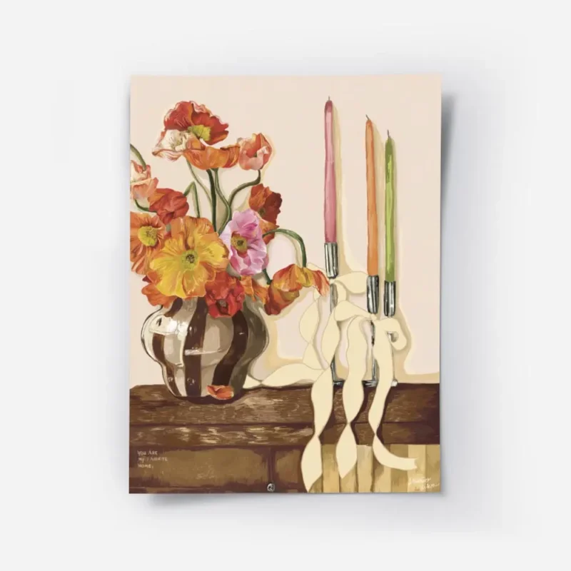 affiche de coquelicots colores dans un vase raye avec des bougies et rubans sur .webp