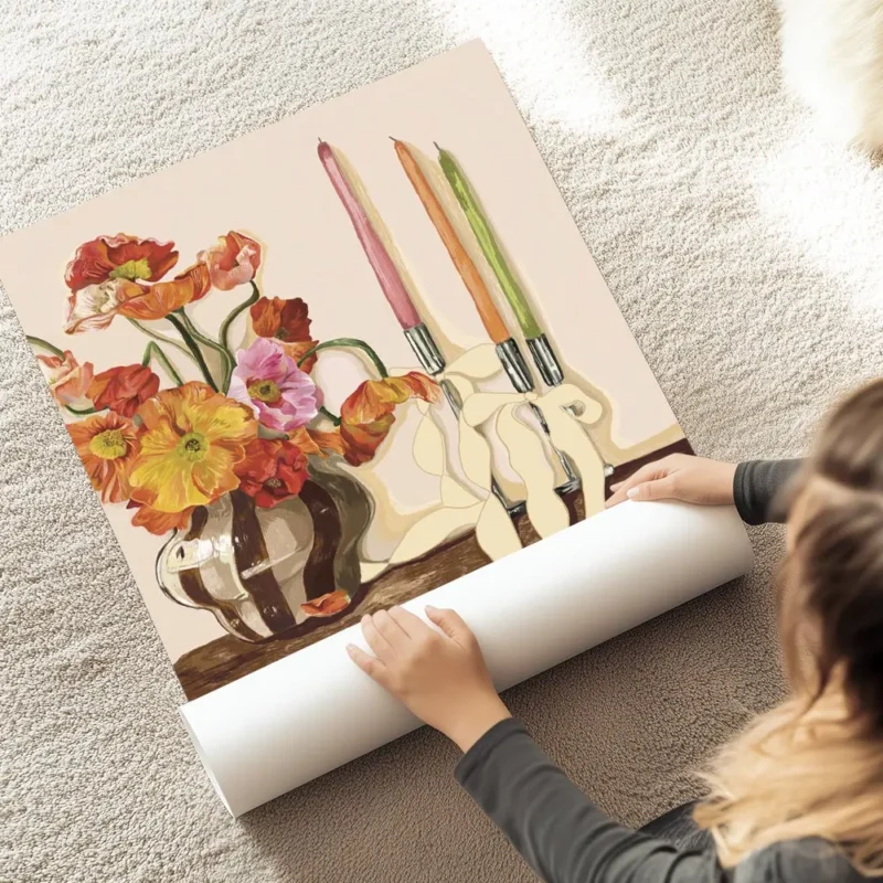 affiche de coquelicots colores dans un vase raye avec des bougies et rubans sur au sol.webp
