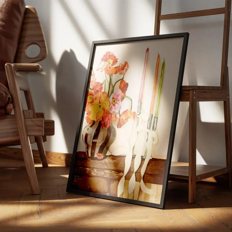 affiche de coquelicots colores dans un vase raye avec des bougies et rubans sur encadre.webp