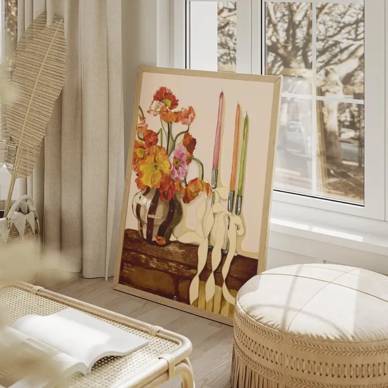 affiche de coquelicots colores dans un vase raye avec des bougies et rubans sur salon beige.webp