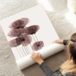 affiche de coquelicots translucides aux teintes sombres sur fond clair avec des au sol.webp