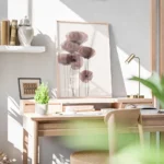 affiche de coquelicots translucides aux teintes sombres sur fond clair avec des bureau.webp