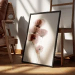 affiche de coquelicots translucides aux teintes sombres sur fond clair avec des encadre.webp