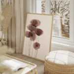 affiche de coquelicots translucides aux teintes sombres sur fond clair avec des salon beige.webp