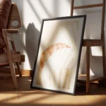 affiche de coquillages aux couleurs blanc orange et marron clair sur fond beige encadre.webp