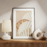 affiche de coquillages aux couleurs blanc orange et marron clair sur fond beige meuble.webp