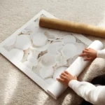 affiche de coquillages blancs et de coraux beiges sur sable clair photographie d enroule.webp