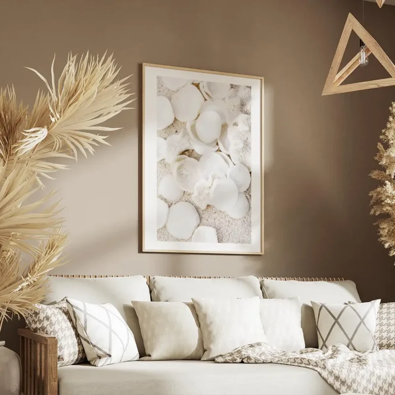 affiche de coquillages blancs et de coraux beiges sur sable clair photographie d salon.webp