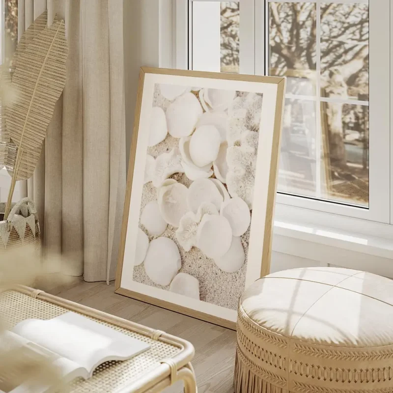 affiche de coquillages blancs et de coraux beiges sur sable clair photographie d salon beige.webp