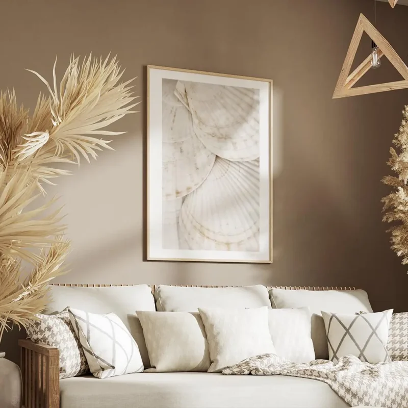 affiche de coquillages blancs superposes avec des touches de brun apportant une salon.webp