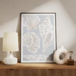 affiche de coquillages blancs sur fond bleu illustration de style plage pour dec meuble.webp