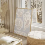 affiche de coquillages blancs sur fond bleu illustration de style plage pour dec salon beige.webp