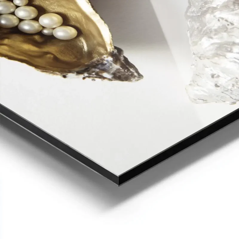 affiche de coquilles dhuitres dorees et argentees avec des perles blanches sur f aluminium.webp