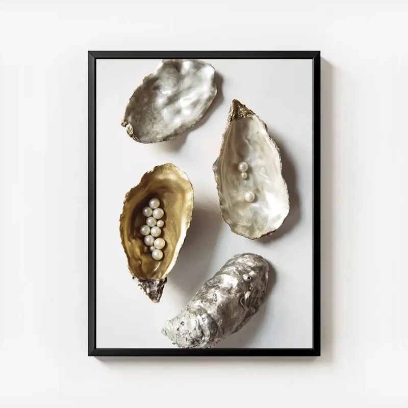 affiche de coquilles dhuitres dorees et argentees avec des perles blanches sur f avec cadre.webp