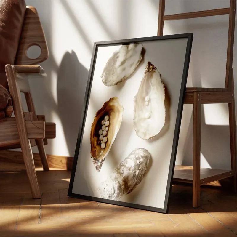 affiche de coquilles dhuitres dorees et argentees avec des perles blanches sur f encadre.webp
