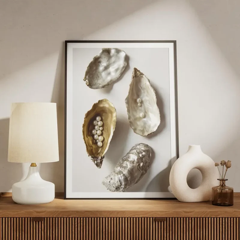 affiche de coquilles dhuitres dorees et argentees avec des perles blanches sur f meuble.webp