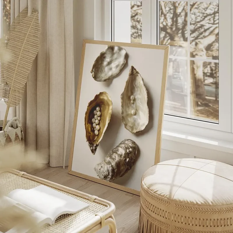 affiche de coquilles dhuitres dorees et argentees avec des perles blanches sur f salon beige.webp