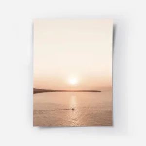 affiche de coucher de soleil rose sur la mer a santorin avec un bateau ambiance .webp