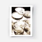 affiche de coupes de champagne empilees avec des bulles sur fond noir.webp