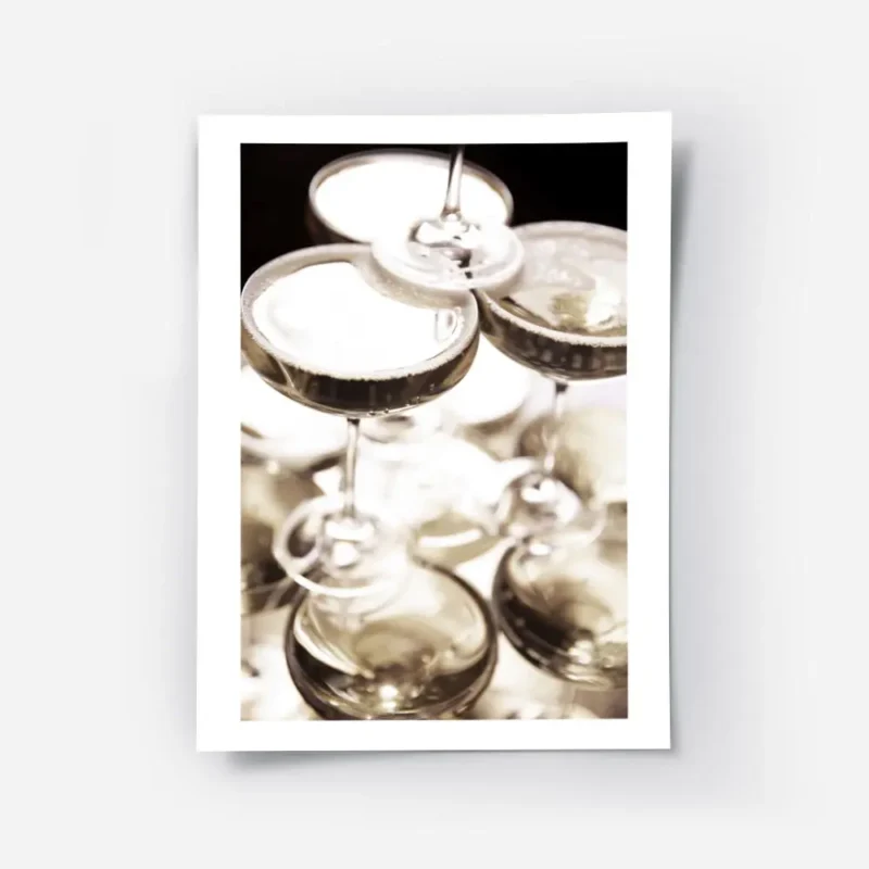 affiche de coupes de champagne empilees avec des bulles sur fond noir.webp