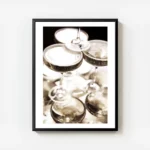 affiche de coupes de champagne empilees avec des bulles sur fond noir avec cadre.webp